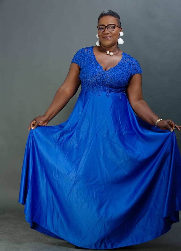 Shooting en robe bleue à sequins