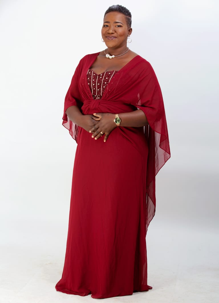 Shooting en robe rouge sur fond blanc